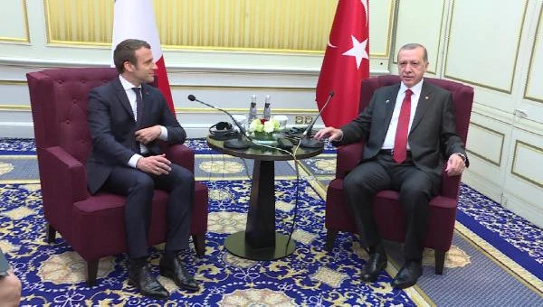 Macron, Erdoğan'ı hayranlıkla izledi