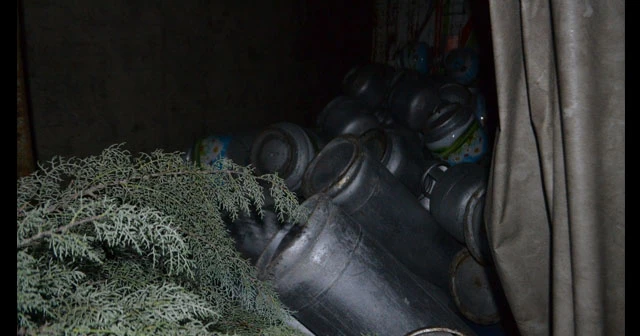 Tüp yüklü kamyonet devrildi