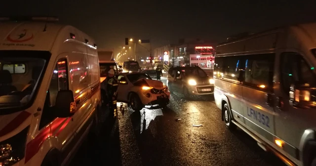 Ters yönden karşıya geçmeye çalışan araç, trafiği birbirine kattı
