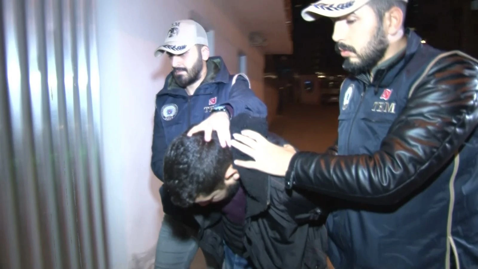 DEAŞ'lı infazcı babanın diğer oğlu ve karısı da yakalandı