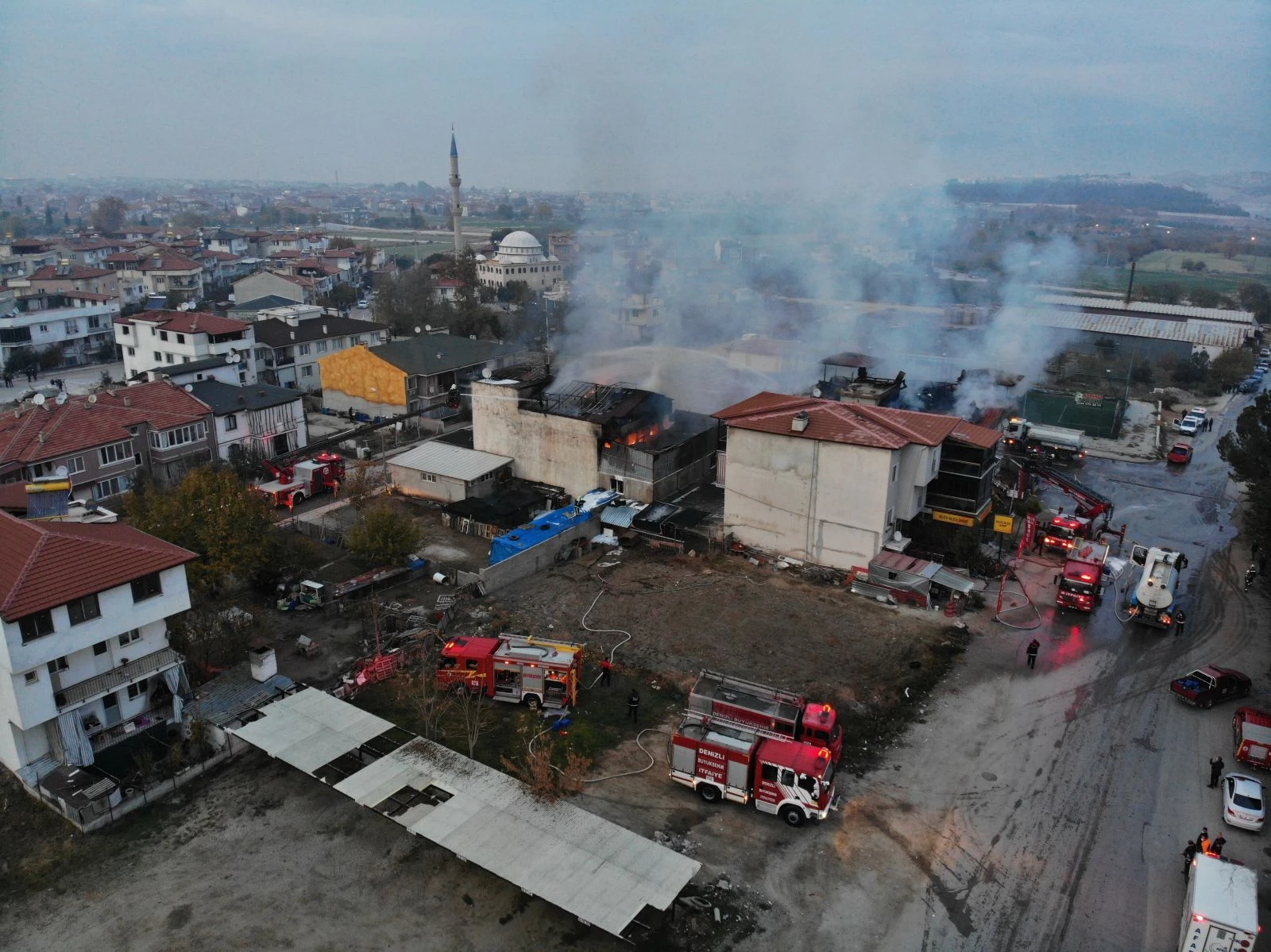 Yanan deterjan fabrikasındaki patlamalar 2 saat sürdü