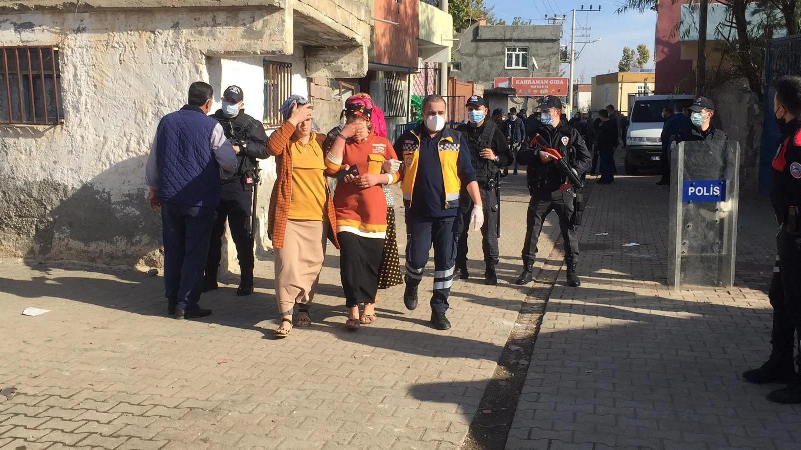 Kısıtlama saatinde taşlı sopalı ev bastılar: 20 yaralı