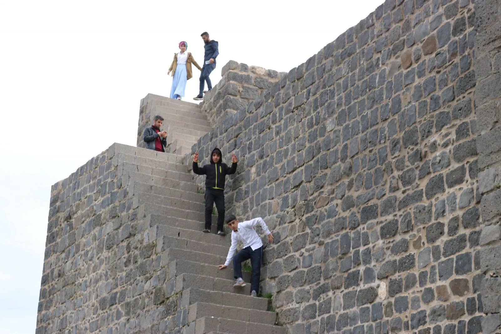 Diyarbakır surlarında 'selfie' çılgınlığının önüne geçilemiyor