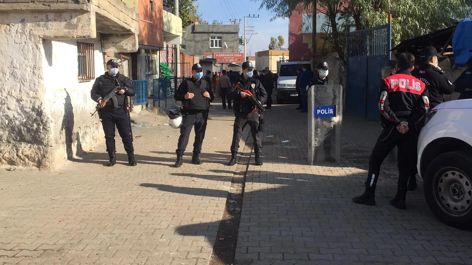 Kısıtlama saatinde taşlı sopalı ev bastılar: 20 yaralı