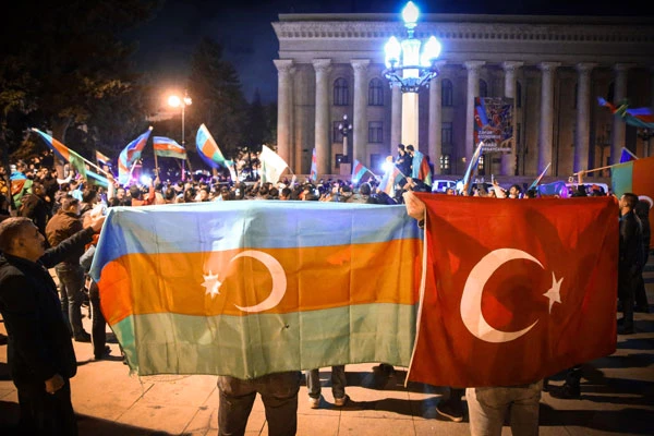 Azerbaycanlılar sabaha kadar zaferi kutladı