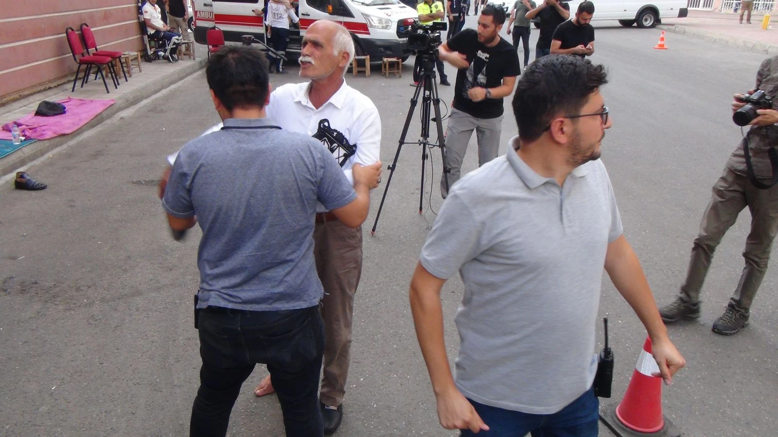 HDP önündeki eylemde gerginlik