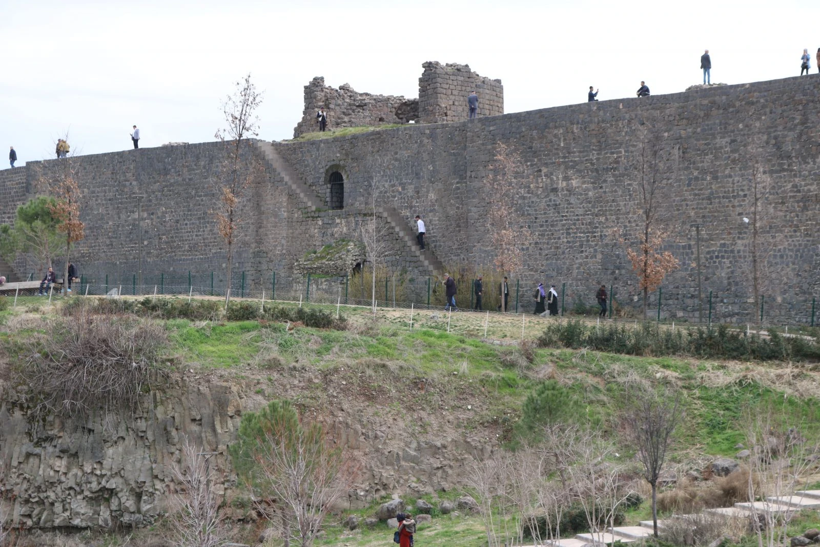Diyarbakır surlarında 'selfie' çılgınlığının önüne geçilemiyor