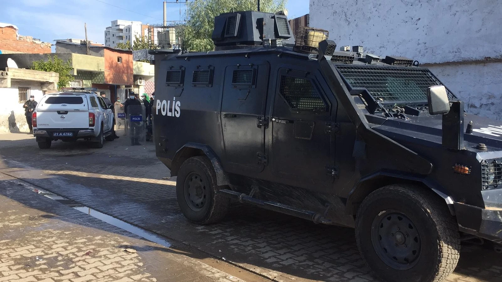 Kısıtlama saatinde taşlı sopalı ev bastılar: 20 yaralı