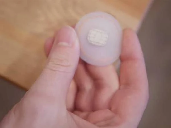 Seyahat kartını derisinin altına yerleştirdi