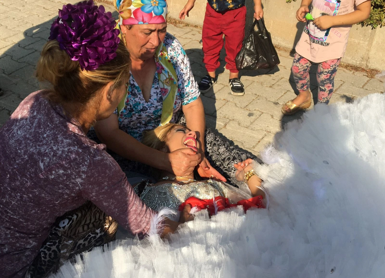 Damat silahla tehditten tutuklandı, gelin bayıldı