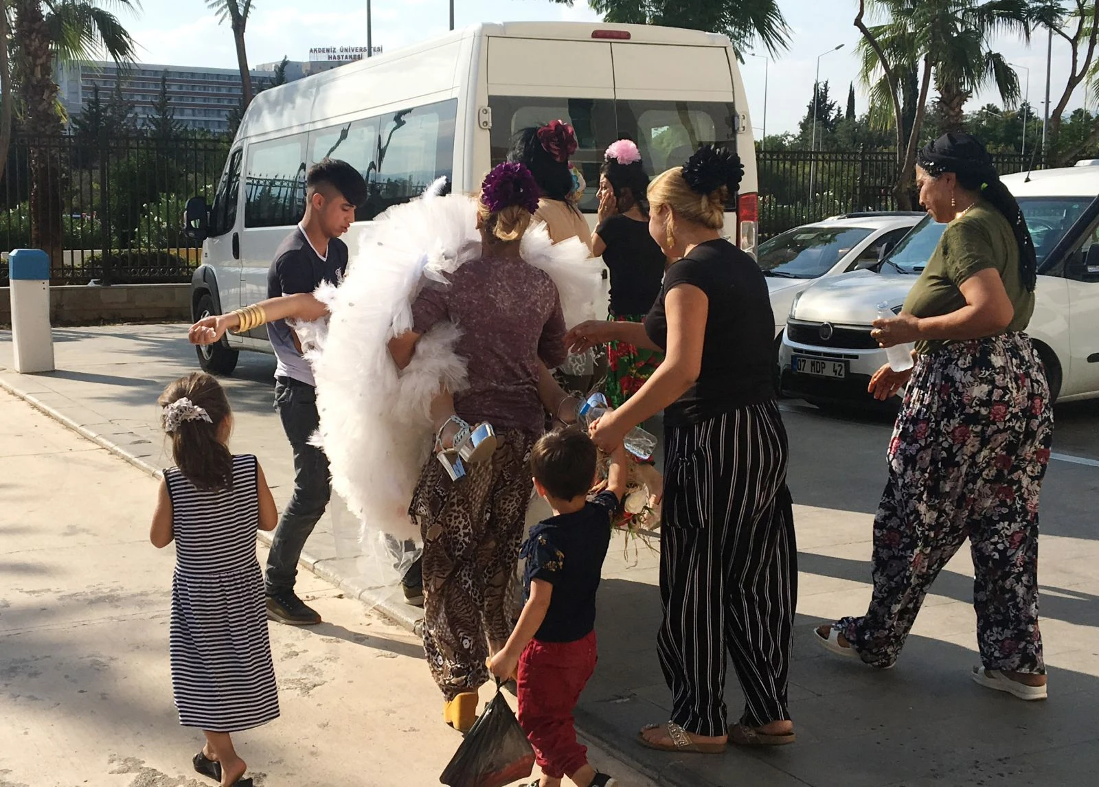 Damat silahla tehditten tutuklandı, gelin bayıldı