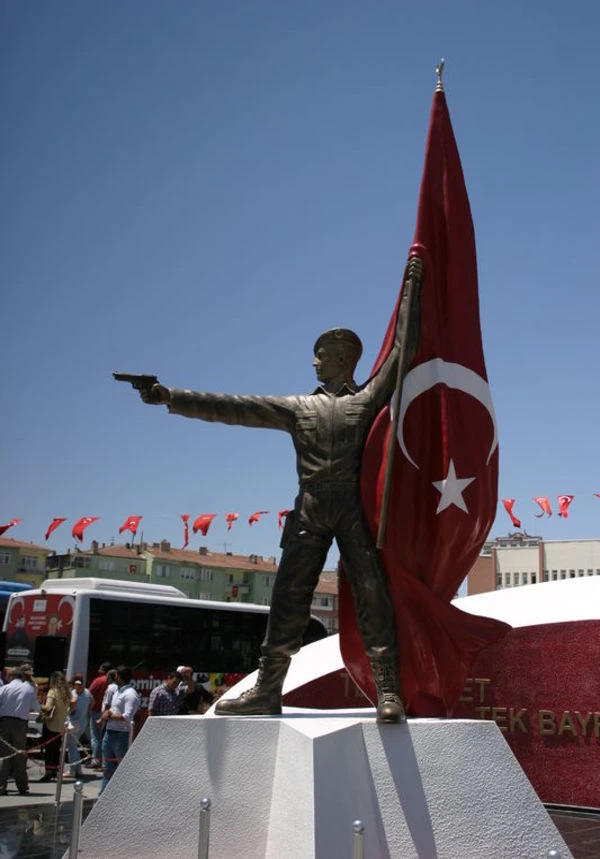 Ömer Halisdemir heykeli kaldırılarak değişiklik için sanatçıya iade edildi