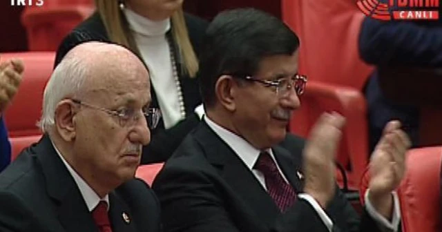 Deniz Baykal reddetti Davutoğlu alkışladı