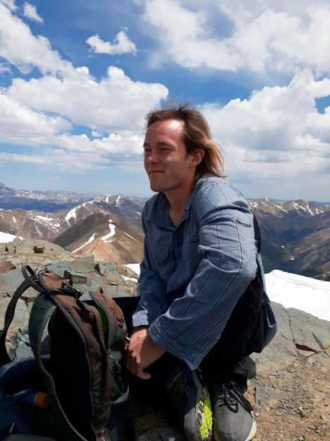 Kayıp ABD'li dağcının cesedi zirvede 'oturur' halde bulundu