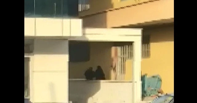 Tanınmamak için gizlice elbiselerini değiştirip dileniyorlar