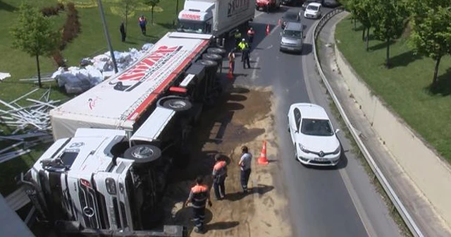 Otogar bağlantı yolunda TIR devrildi