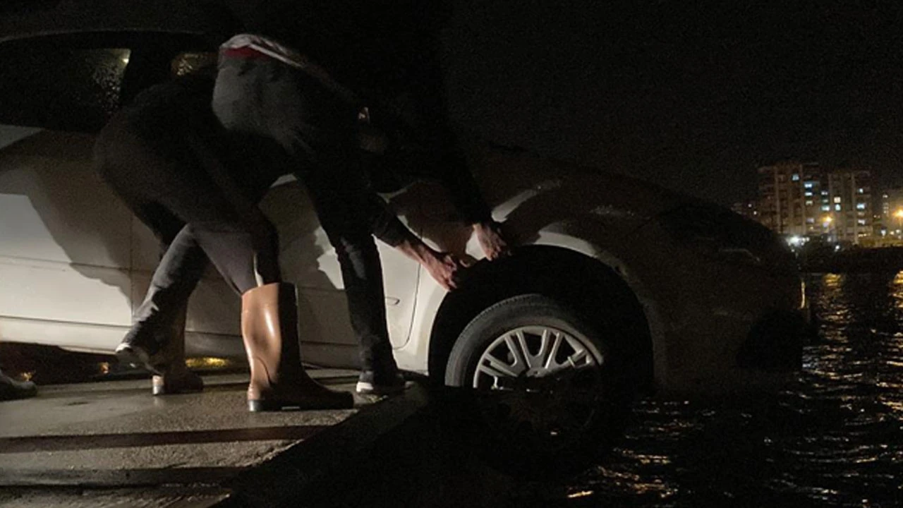 Faciadan dönüldü: Yolcu otobüsü köprüde asılı kaldı