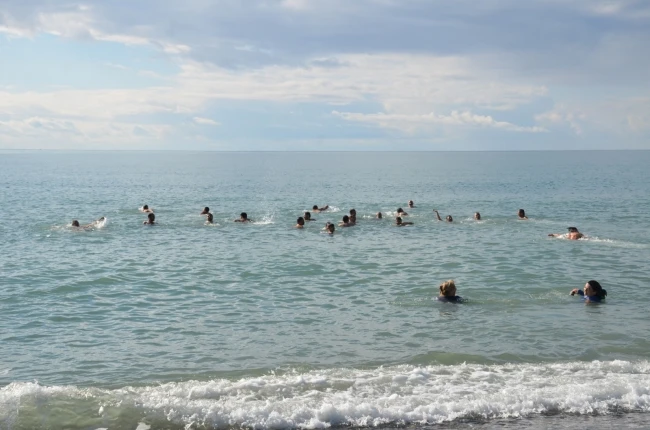 Yeni yılın ilk gününde hem karın hem de denizin keyfini yaşadılar