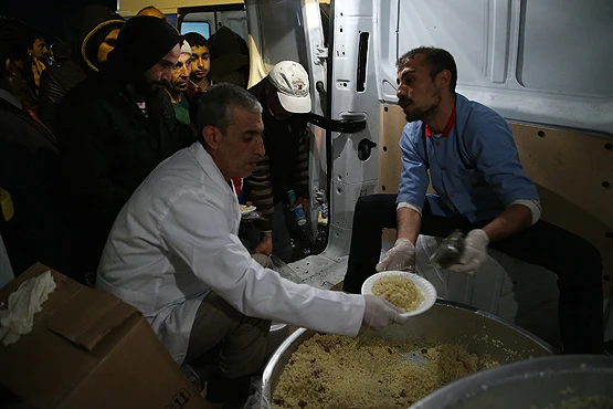 Depremzedeler için çadırlar kuruldu