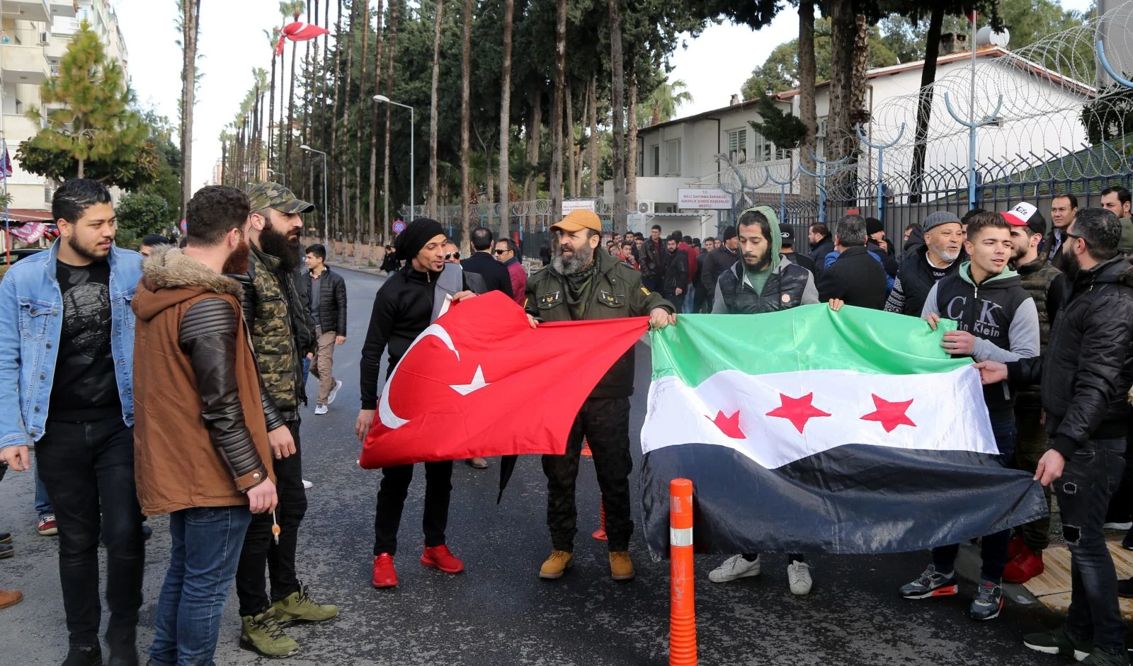 Türkiye'deki sığınmacılar Afrin için askerliğe başvurdu