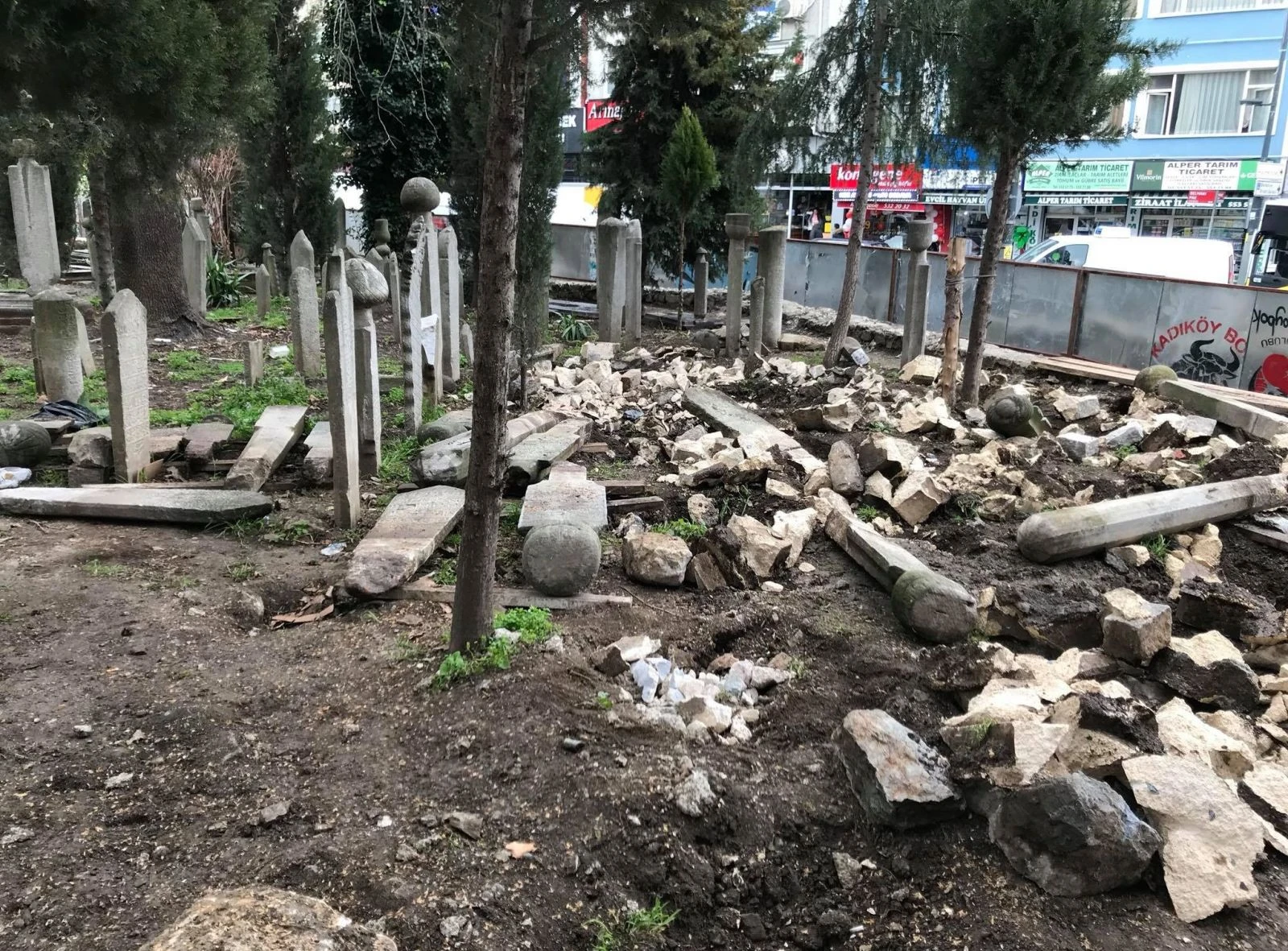 Osmanlı mezarlarını hilti ile kırdılar!