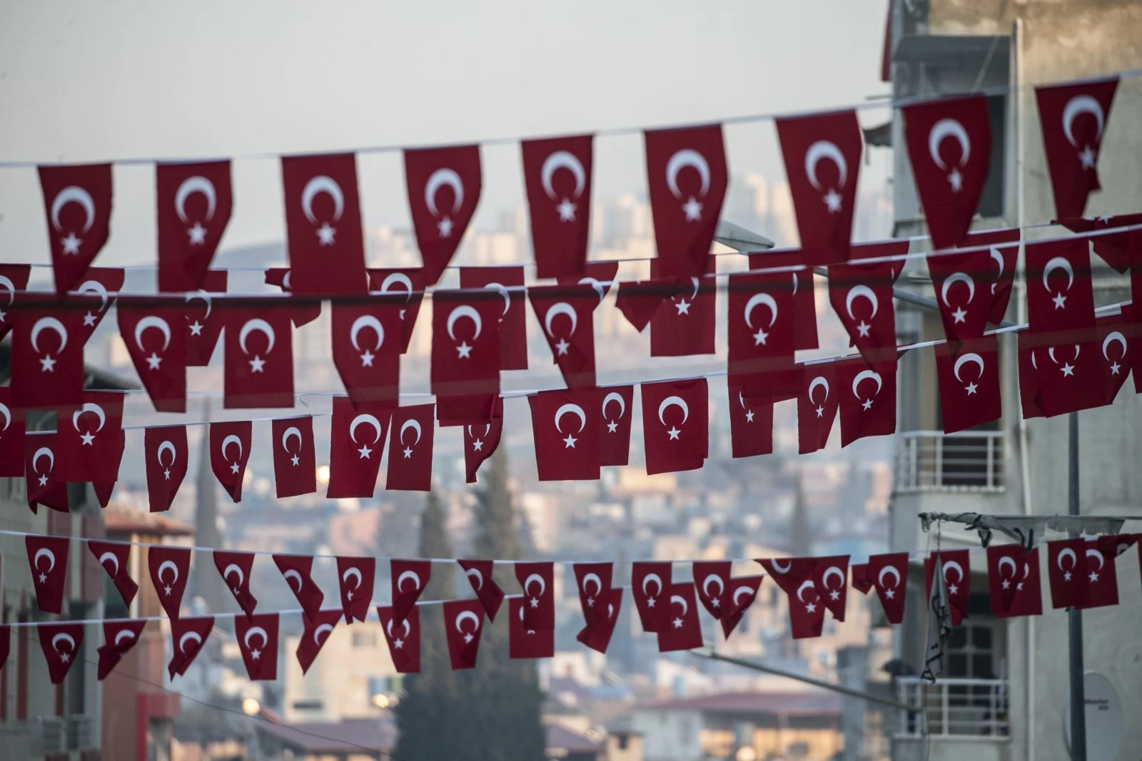 Sınır köyünde harekâta bayrak ve pankartlı destek