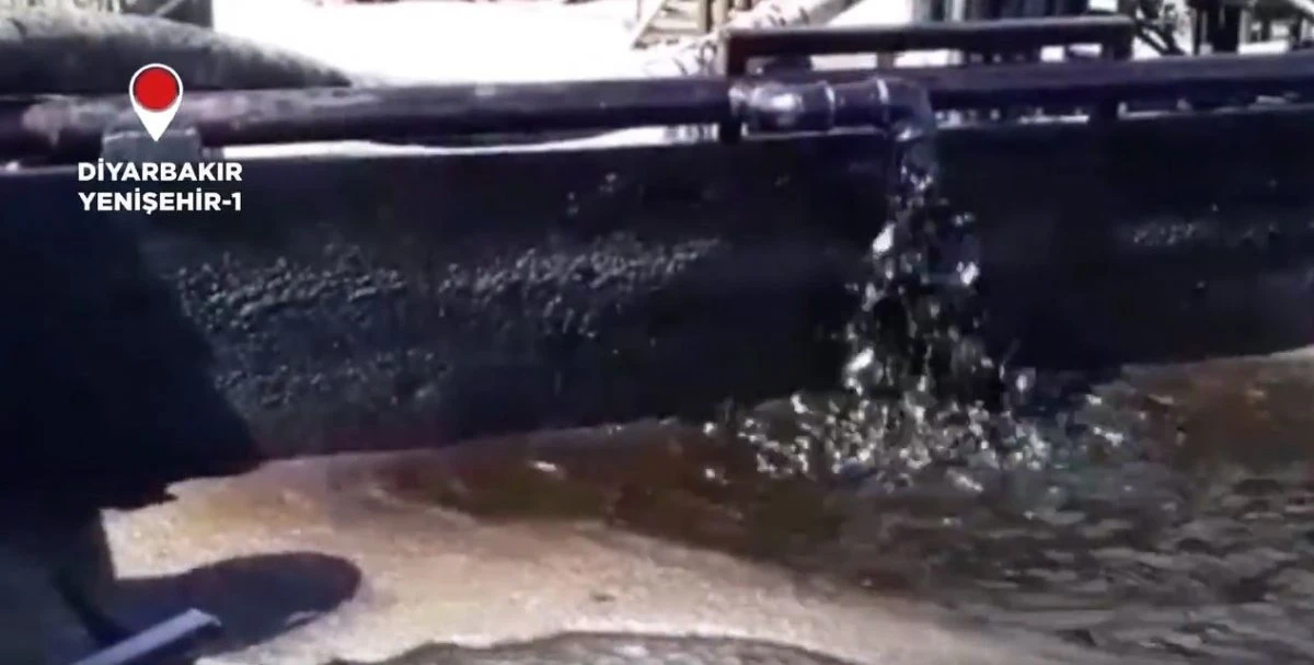 Beton dökülen kuyudan petrol fışkırıyor