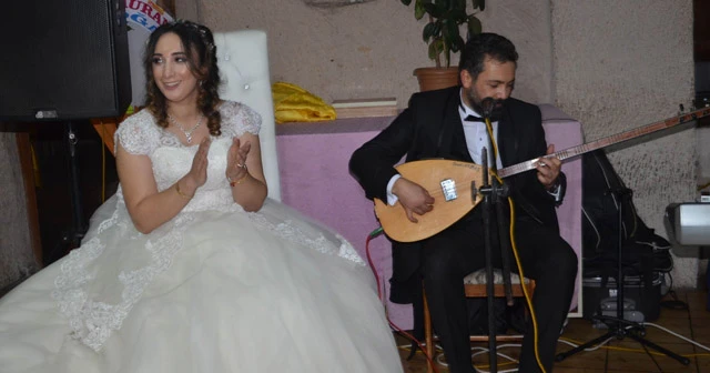 Düğünde damat çaldı, konuklar oynadı