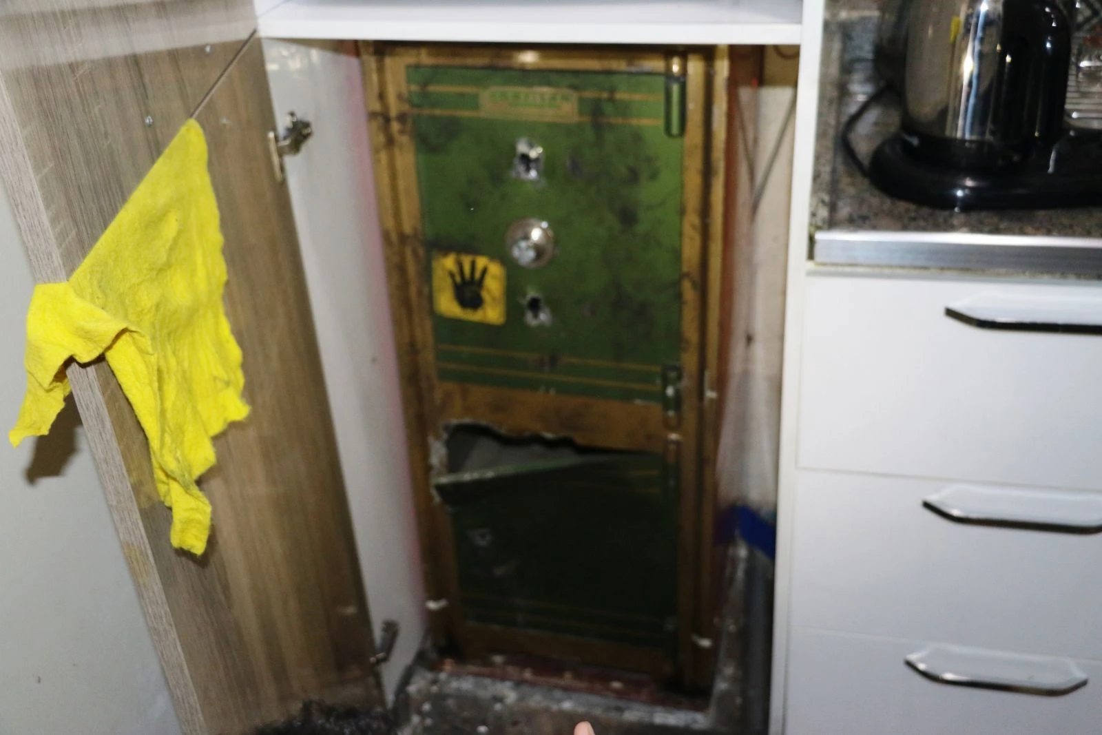 Duvarı delip 220 bin TL’lik telefon çaldılar