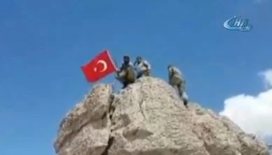 Dev operasyon! Mehmetçik Kato Dağı’na Türk bayrağını astı