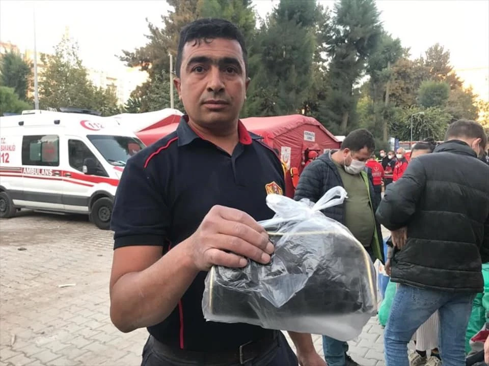 İtfaiye eri, enkazda bulduğu altınları polise teslim etti