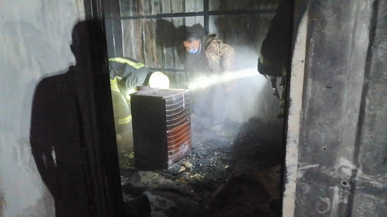 Evi yandı, küllerin arasında paralarını aradı