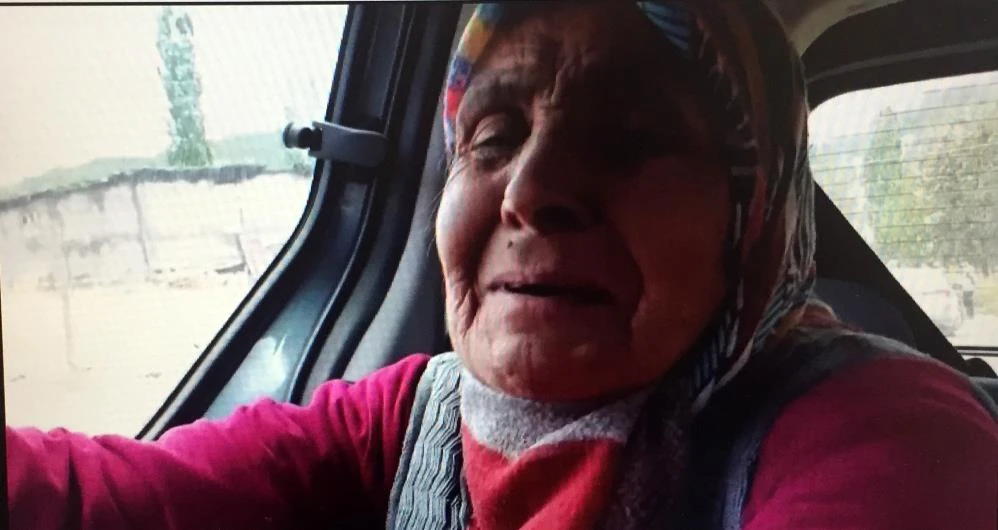 Evi yanan yaşlı kadının evine bakarak ağlaması yürekleri yaktı