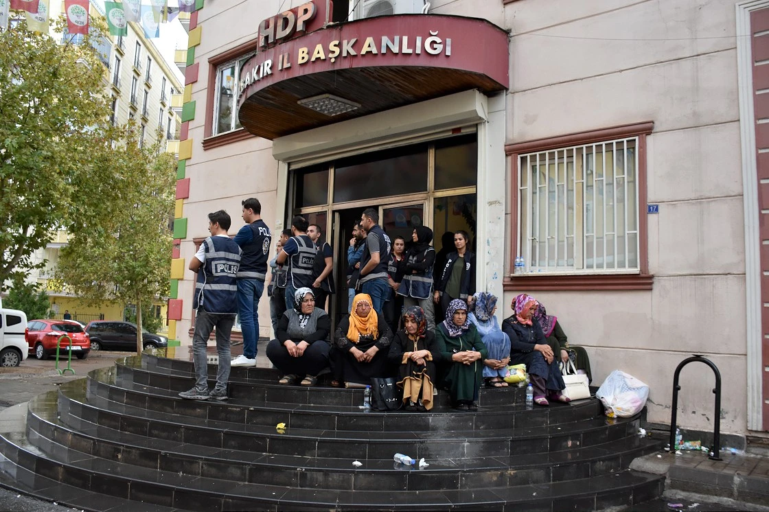 Yağmura rağmen evlat nöbetini sürdürdüler