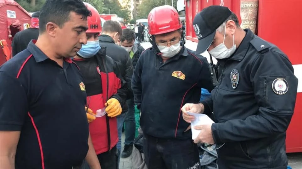 İtfaiye eri, enkazda bulduğu altınları polise teslim etti