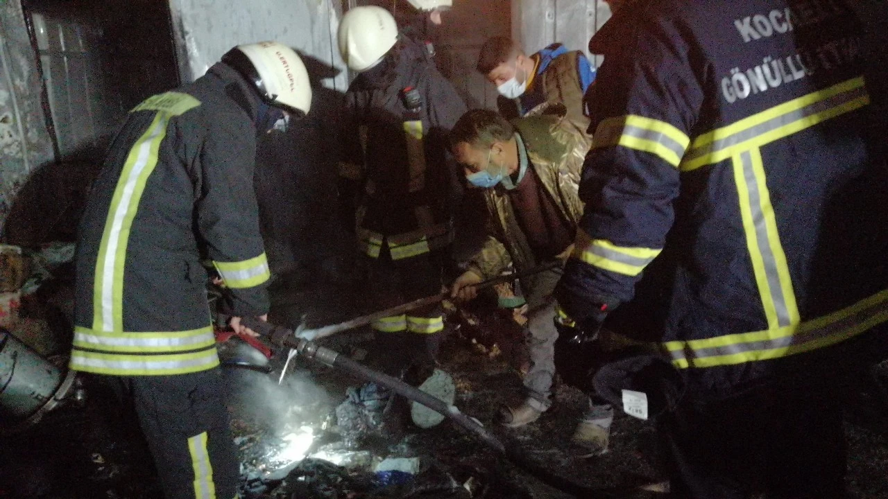 Evi yandı, küllerin arasında paralarını aradı