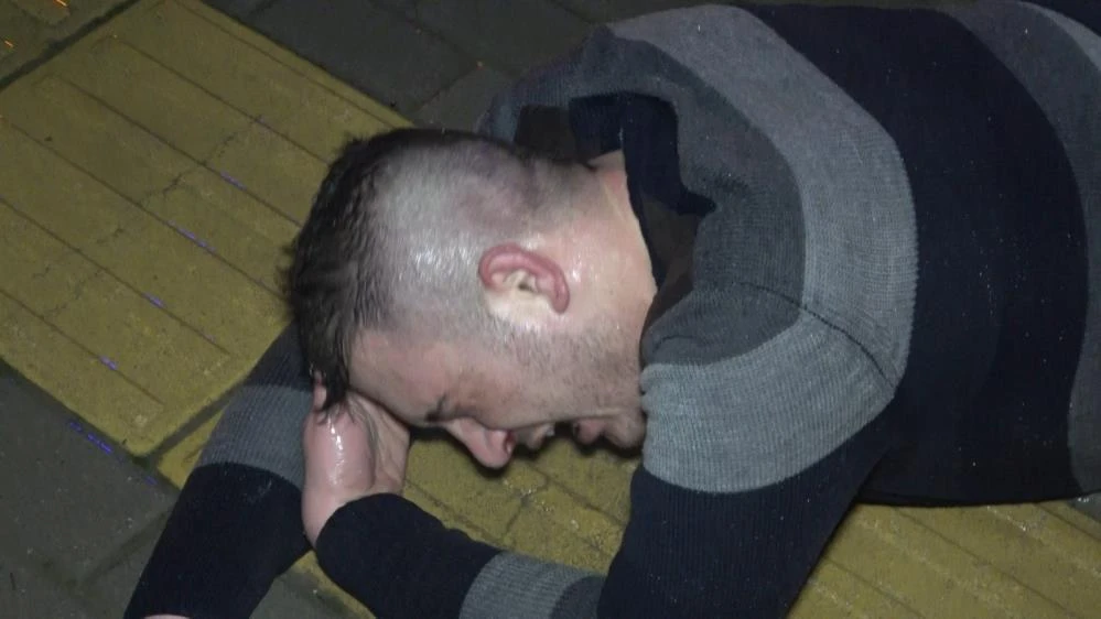 Esnaf ve elemanını hırsız sanıp feci şekilde darp ettiler