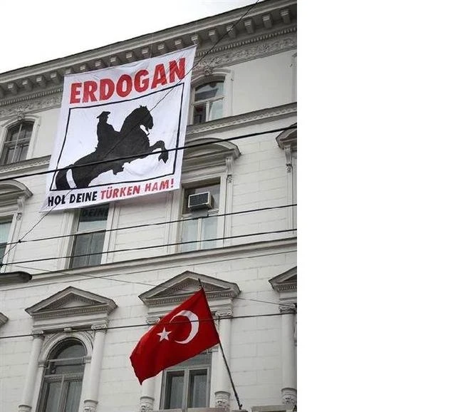Viyana'daki Büyükelçiliğimize alçak saldırı, pankart astılar