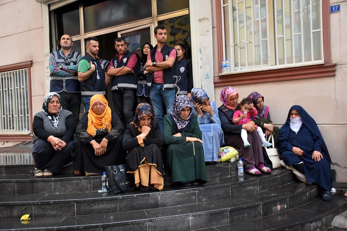 Yağmura rağmen evlat nöbetini sürdürdüler