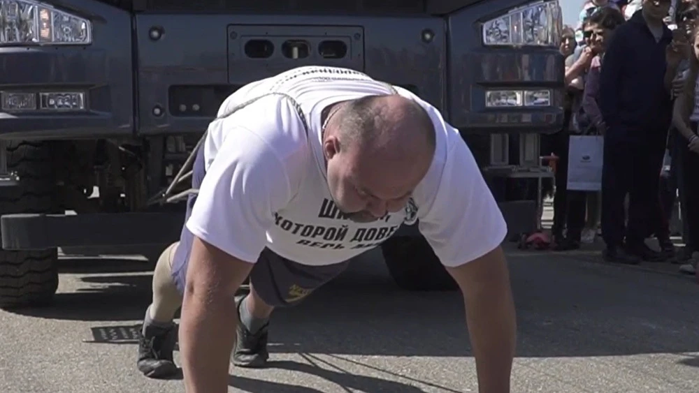 18 tonluk kamyonu iple çekti! Yeni dünya rekoruna imza attı