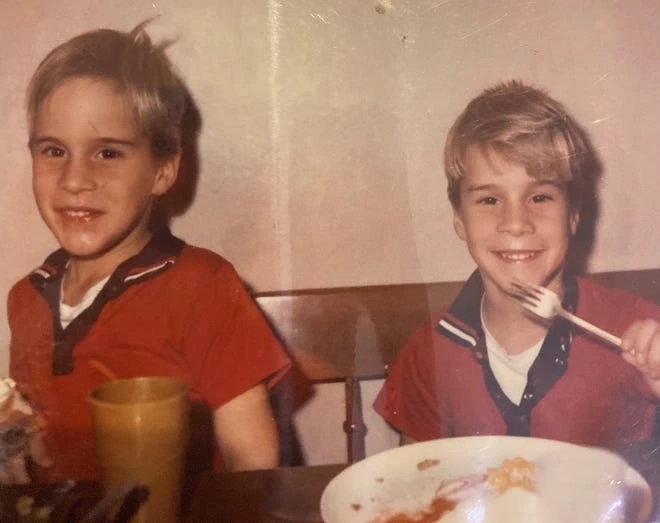 Tek yumurta ikizlerini koronavirüs ayırdı: Tek fark aşıydı