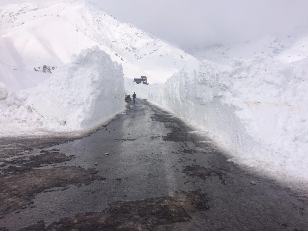 Hakkari-Şırnak kara yoluna düşen çığda can kaybı yaşanmadı