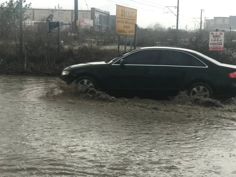 Edirne’de şiddetli yağış! Yollar göle döndü