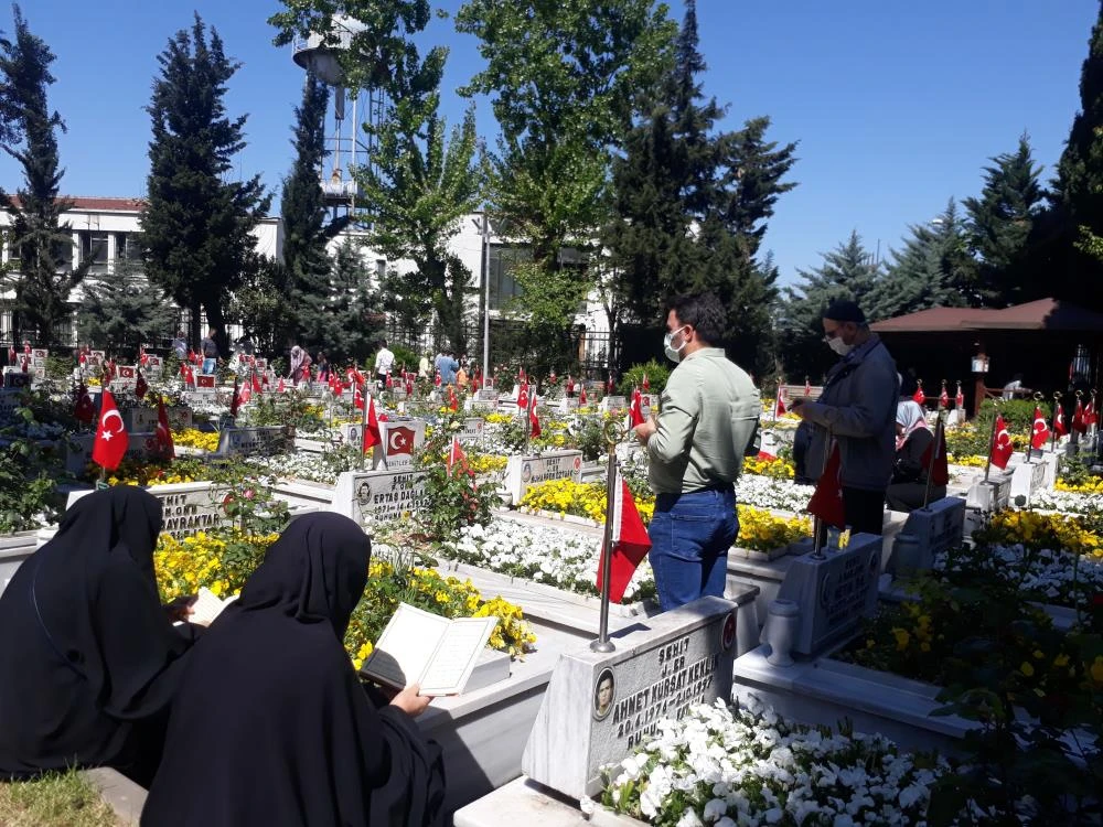 Şehitlikte buruk bayramlaşma