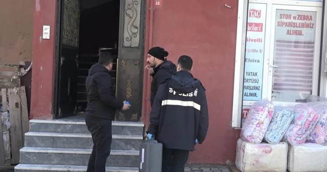 Boşanmak isteyen karısının baba evini sopalarla basınca