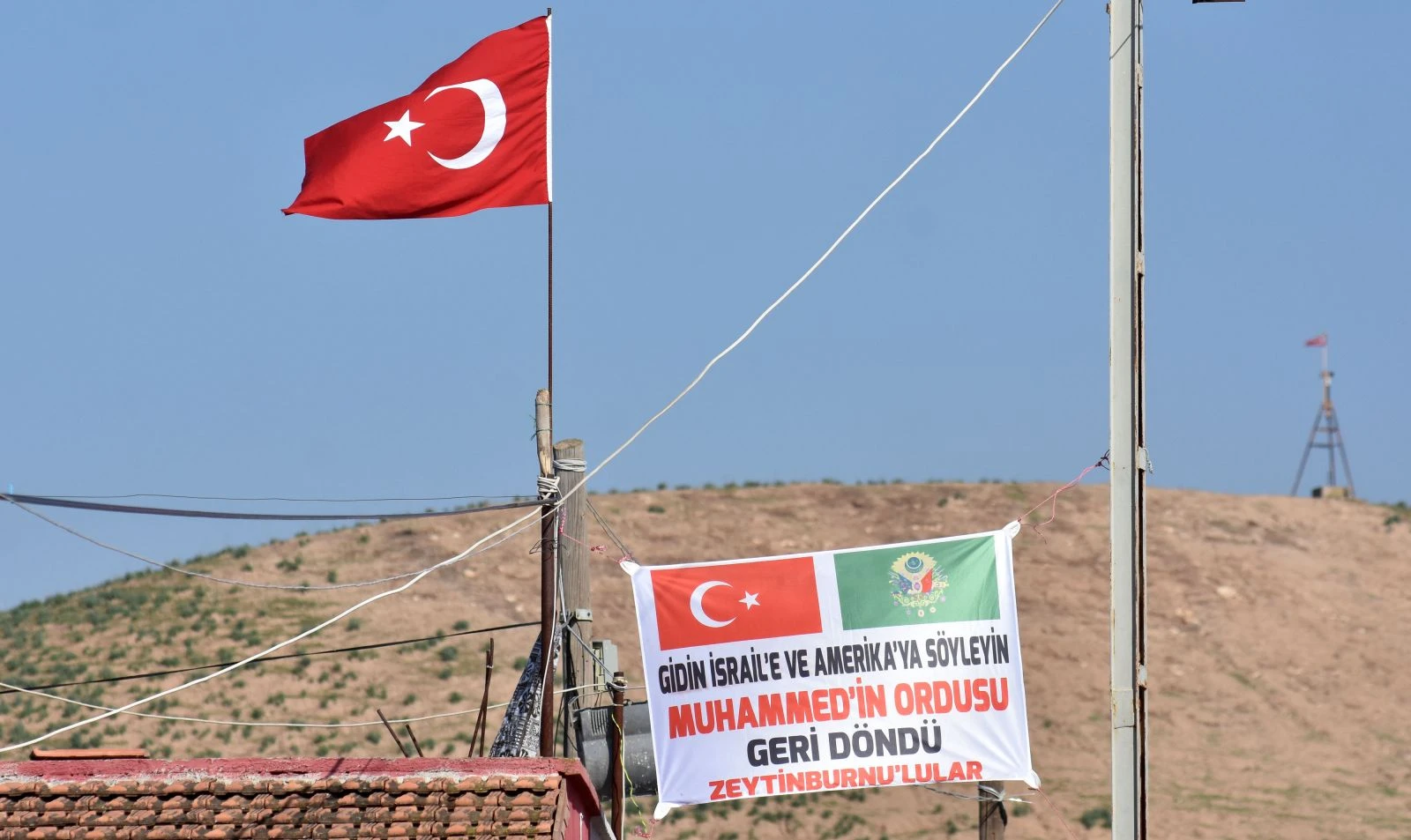 Sınır köyünde harekâta bayrak ve pankartlı destek