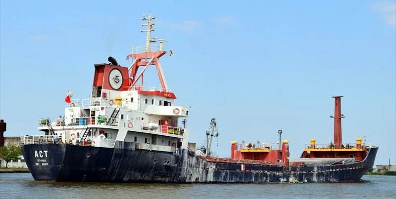 Yunan Sahil Güvenlik botundan Türk bayraklı gemiye uyarı ateşi