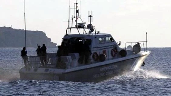 Yunan botu, Türk Sahil Güvenliği'ni görünce geri çekildi