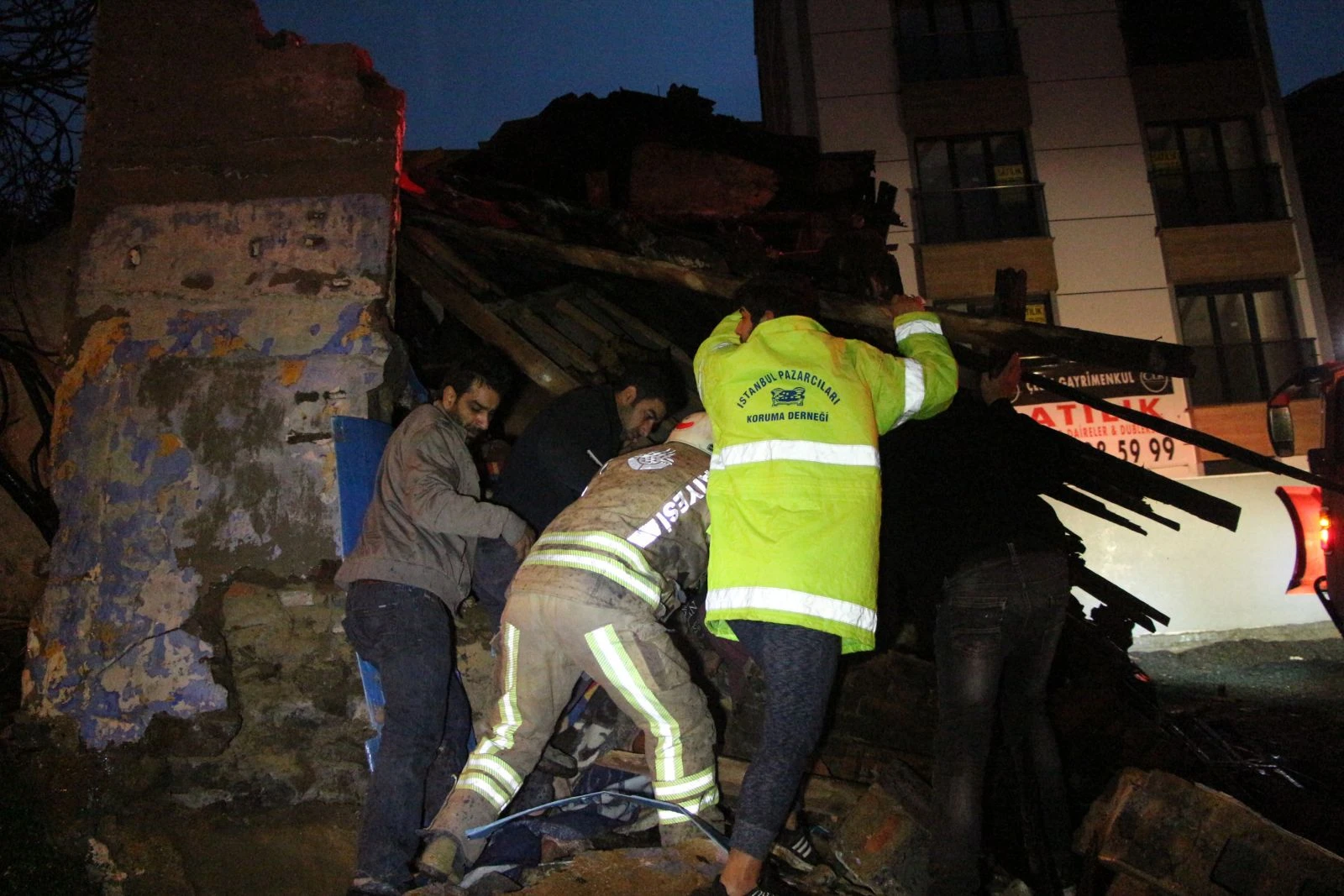 Şişli'de gecekondunun çatısı uyuyan ailenin üzerine çöktü