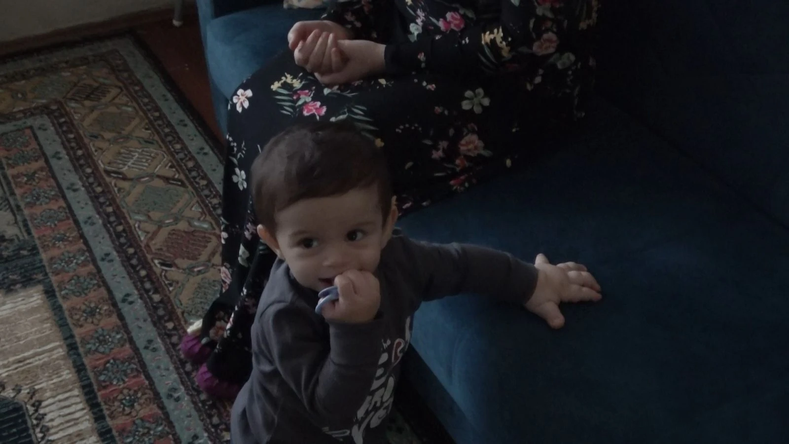 Bir eli dev gibi, diğeri küçücük